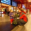 Poprv� vlakem. Jedeme s m�mou z pra�sk�ho Hlavn�ho n�dra�� na chaloupku. (z��� 2011)