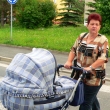 s babi�kou na vyj���ce