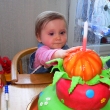 Dort�k jsme nestihli s ho��c� sv��kou ani vyfotit, Lucinka byla moc rychl� a do dort�ku se hned pustila.